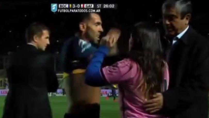 Tevez regala la maglia alla fan che invade il campo