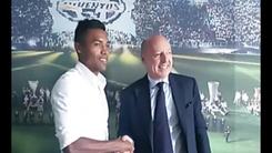 La firma di Alex Sandro con la Juve