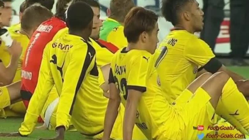 I giocatori del Borussia si godono la loro curva