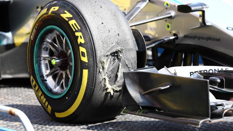 F1, paura per Rosberg: la gomma esplode!