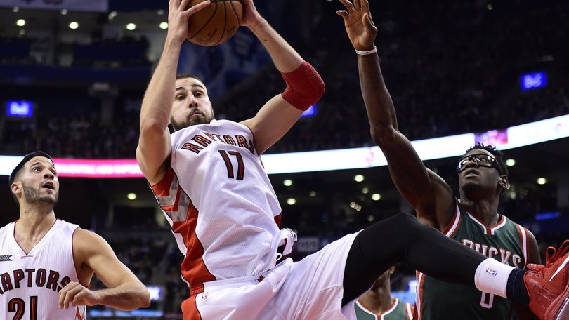 Toronto, Valanciunas ok JR Smith resta a Cleveland