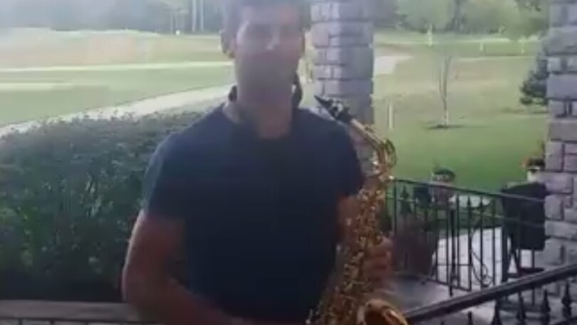 Djokovic suona il sax per i suoi tifosi