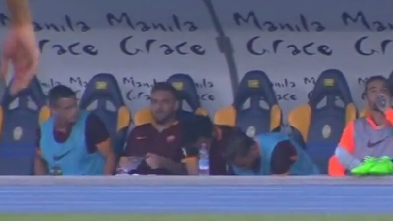 FOTO De Rossi sostituito va su tutte le furie