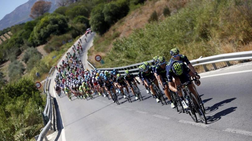 Vuelta, seconda tappa a Chaves. Maxi caduta, coinvolto Nibali