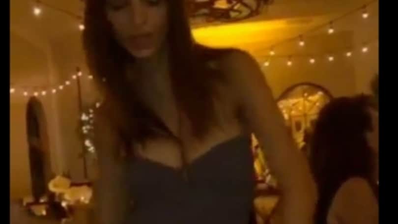 Emily, sexy twist per i suoi followers