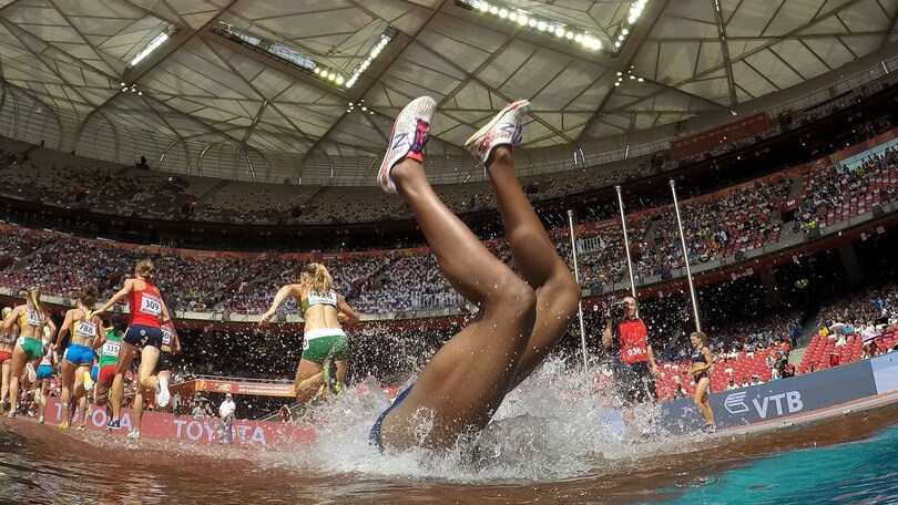 Rolanda Bell, tuffo in acqua dopo l'ostacolo