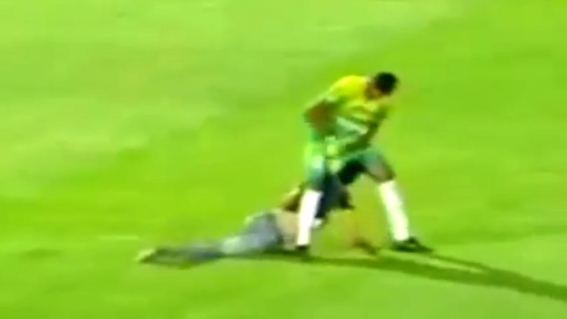 Portiere aggredisce l'invasore di campo: espulso!