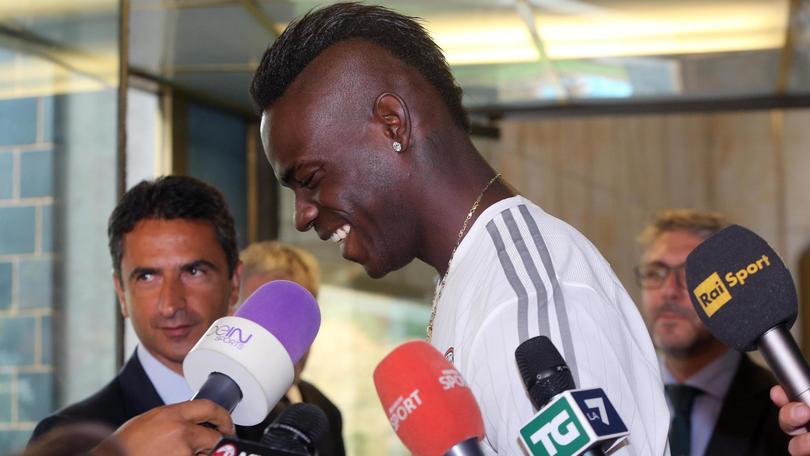Milan, Balotelli arriva in clinica per le visite mediche