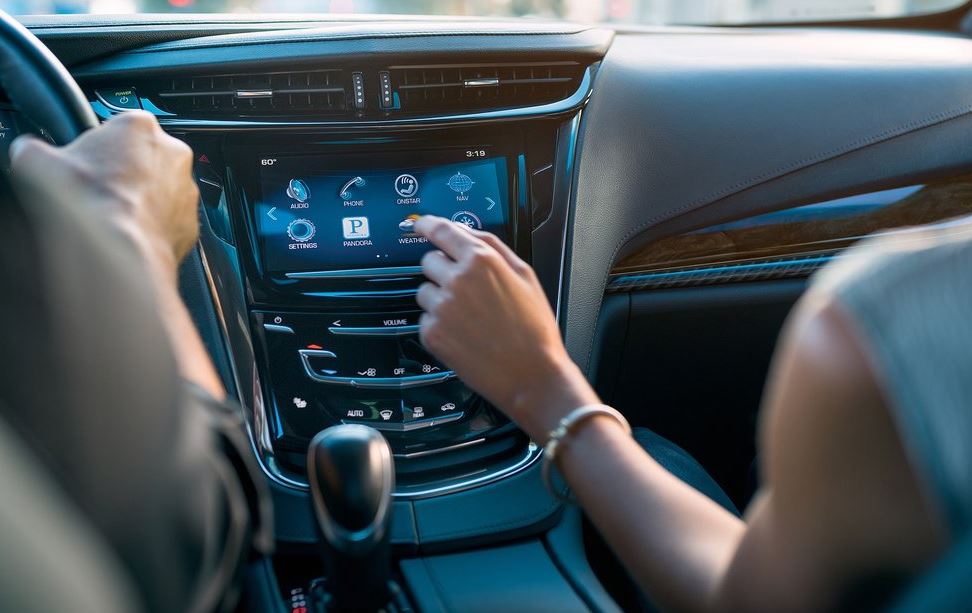 Tecnologia in auto, ci piace ma la usiamo poco