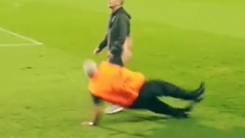 Tifoso del Manchester invade il campo: lo steward cade