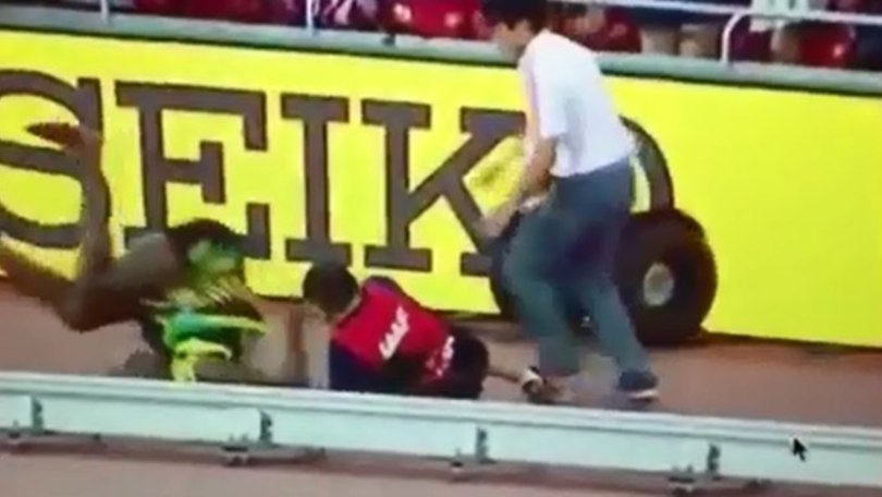 Bolt investito dal cameraman, che botta!