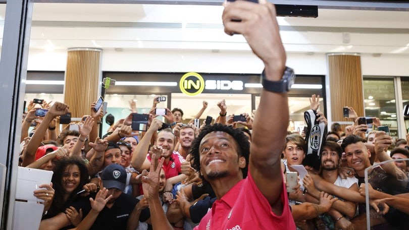 Juve, selfie e autografi. Tutti pazzi per Cuadrado