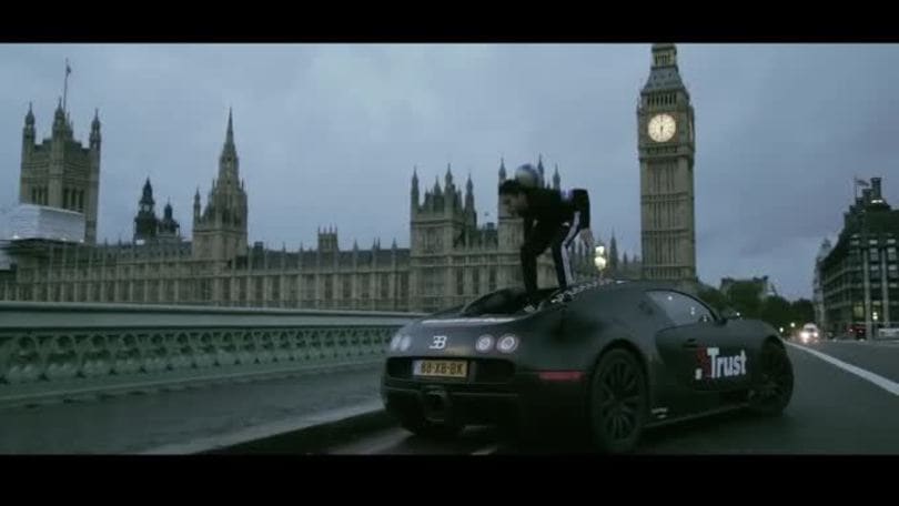 Palleggia sul tetto di una Bugatti Veyron da 1 milione