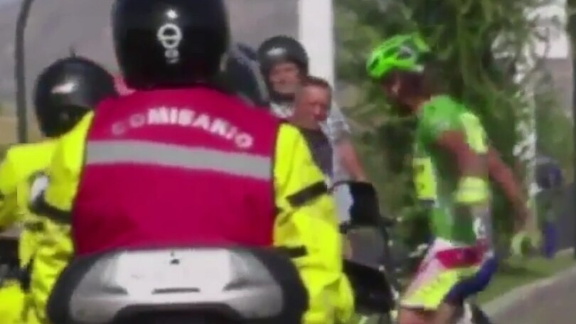 Furia Sagan, cade e prende a calci una moto