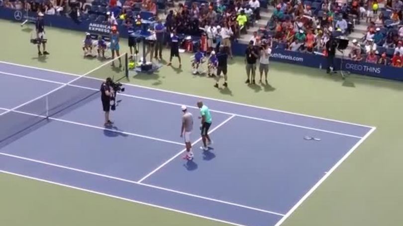 Djokovic show: balletto in campo agli US Open