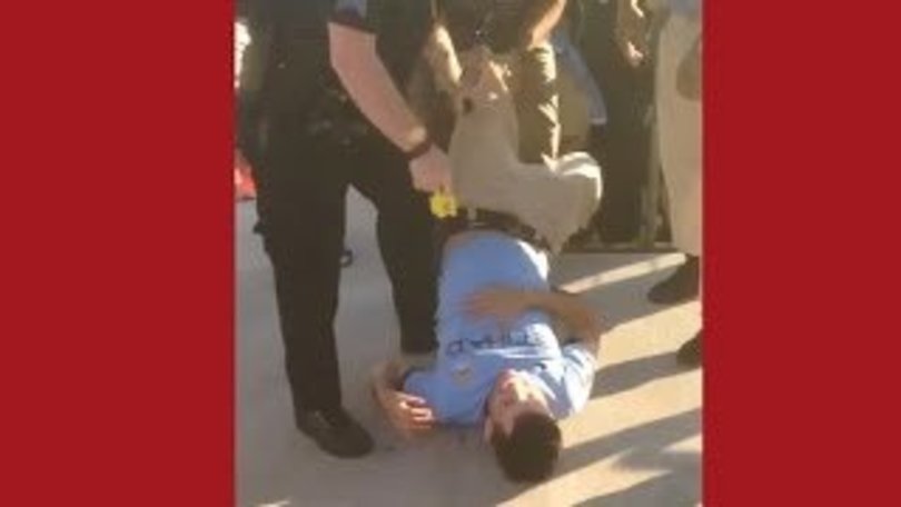 New York, polizia usa taser contro un tifosi