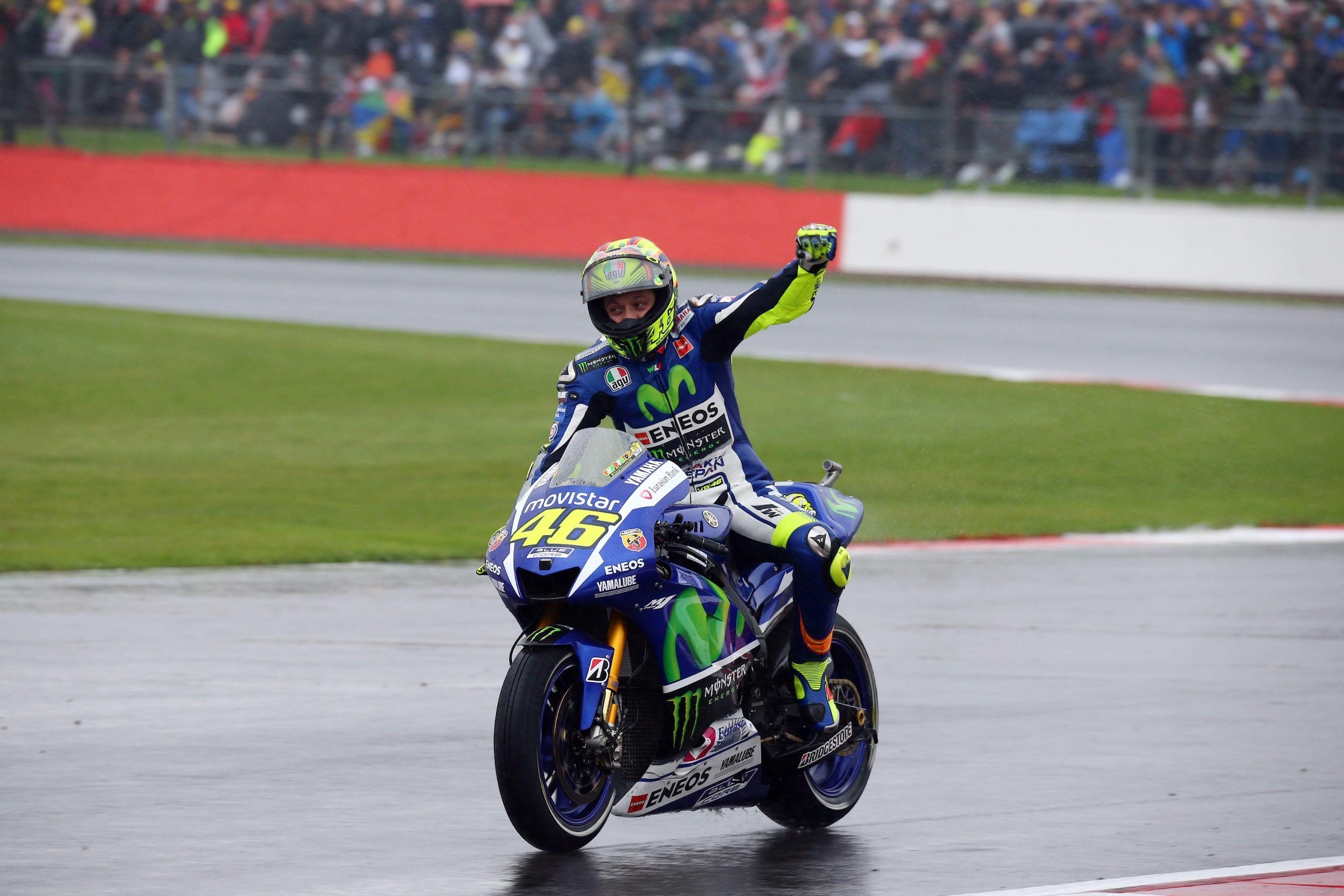 MotoGP, Rossi re della pioggia guida il trionfo italiano