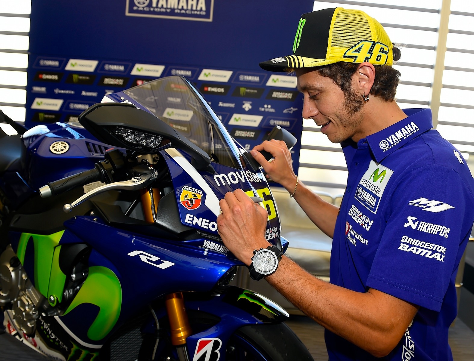 Yamaha, all'asta per i bambini la R1 firmata da Rossi