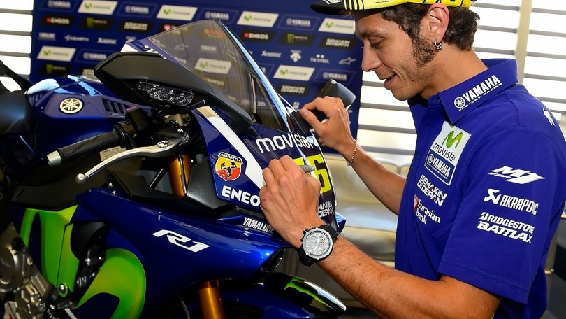 Yamaha, all'asta per i bambini la R1 firmata da Rossi