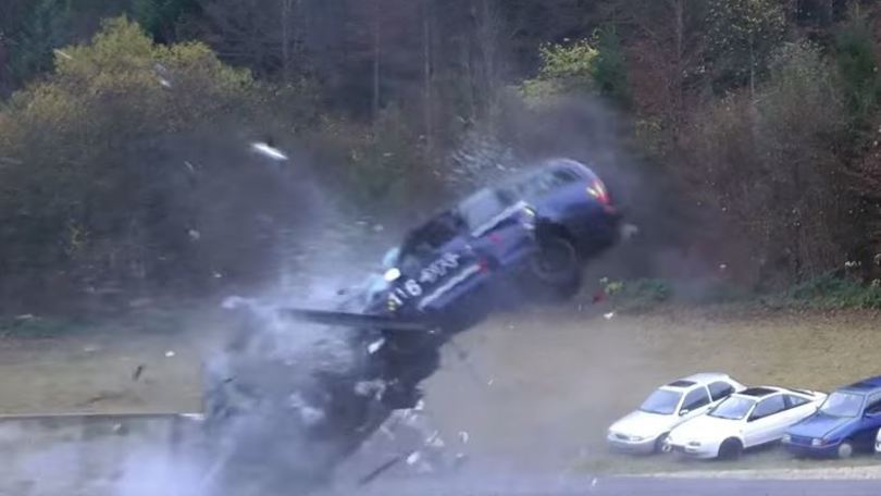 Crash test: cosa rimane di un'auto a 200 km/h