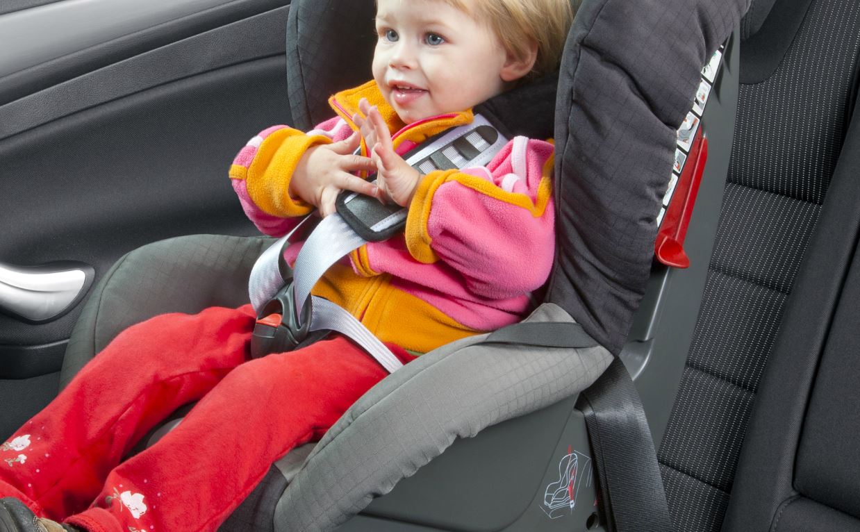Bambini in auto, i comportamenti da evitare
