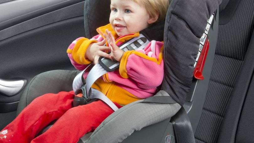 Bambini in auto, i comportamenti da evitare