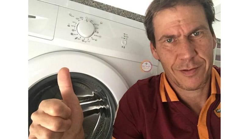 Roma, selfie Garcia con la lavatrice: è per Strootman