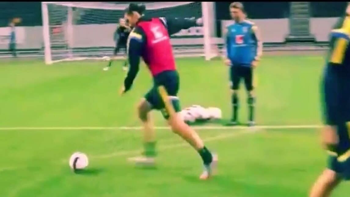 Ibra la tocca piano: che gol in allenamento!