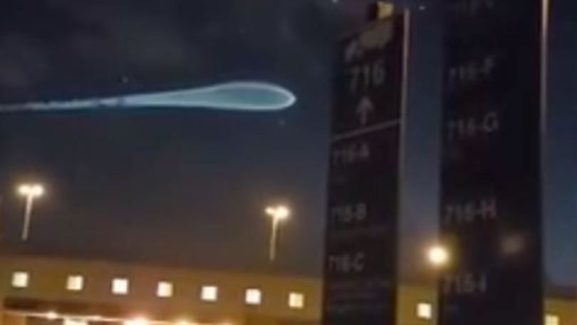 Ecco la misteriosa scia luminosa apparsa sopra l'aeroporto di Miami