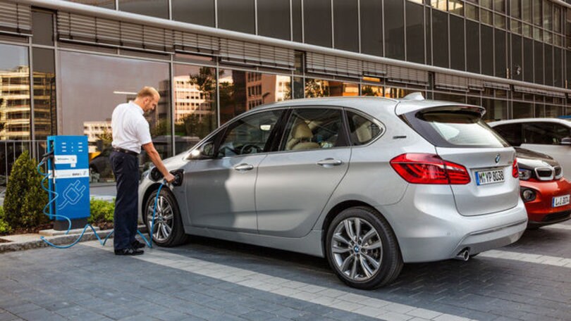 BMW 225xe, la Serie 2 diventa ibrida