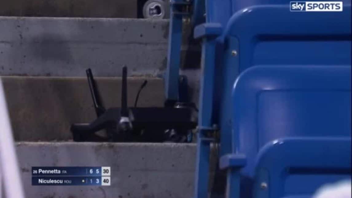 Drone cade sullo stadio, nessun ferito