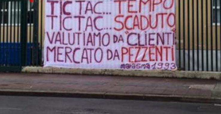Fiorentina, striscione polemico: «Mercato da pezzenti»