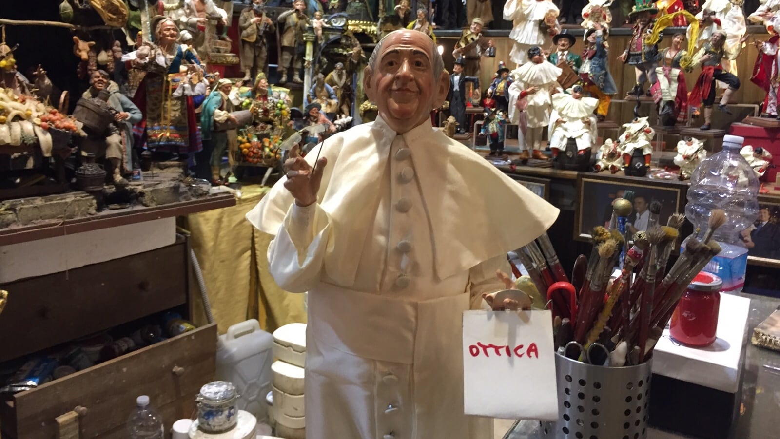 Il Papa con gli occhiali nel presepe!