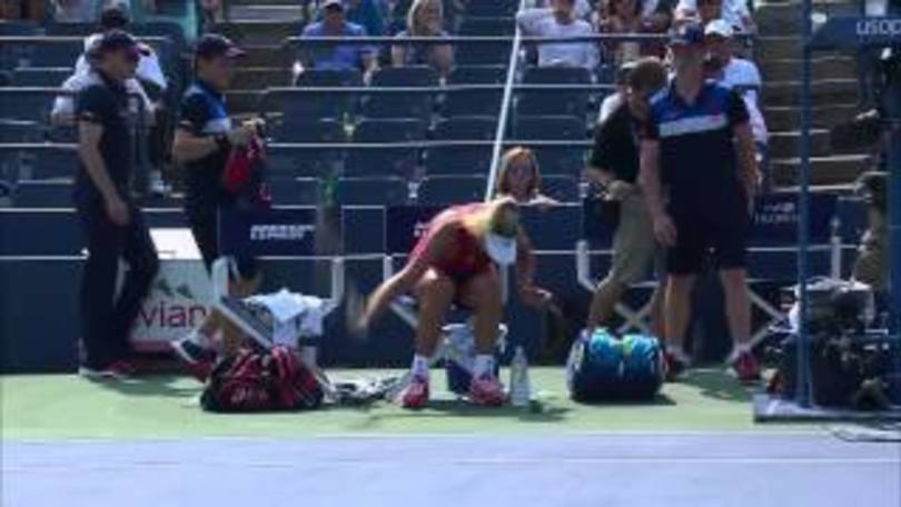 Vandeweghe distrugge la racchetta: fischi dagli spalti