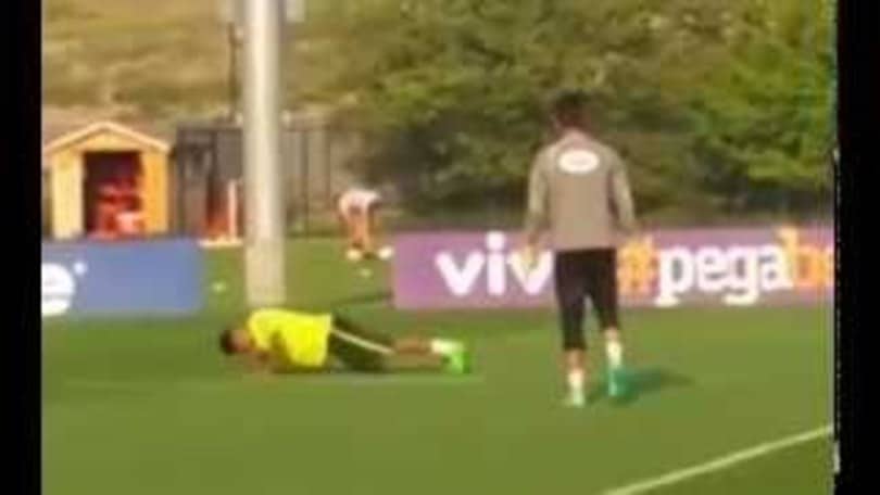 Neymar perde la sfida e paga con le flessioni