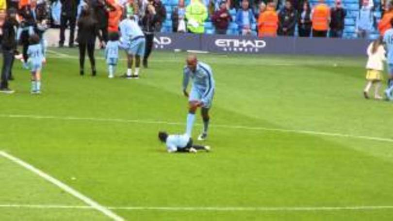 Kompany papà-difensore: ferma la figlia con un tackle