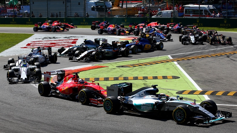 F1, Gp Monza: Hamilton al comando a metà gara, Vettel secondo