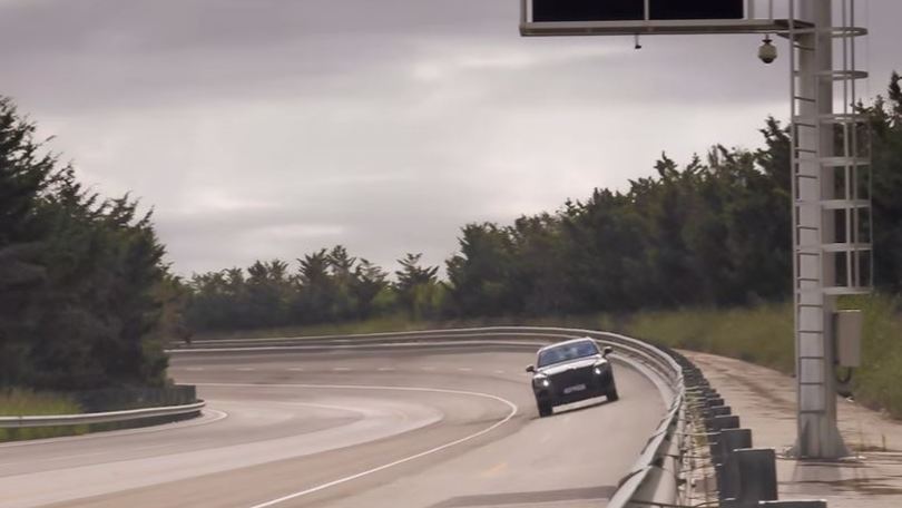 Bentley Bentayga, in pista a 300 all'ora