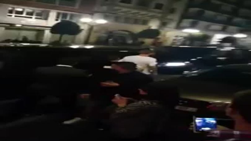 Piqué esce brillo da una discoteca e la gente gli urla "borracho"