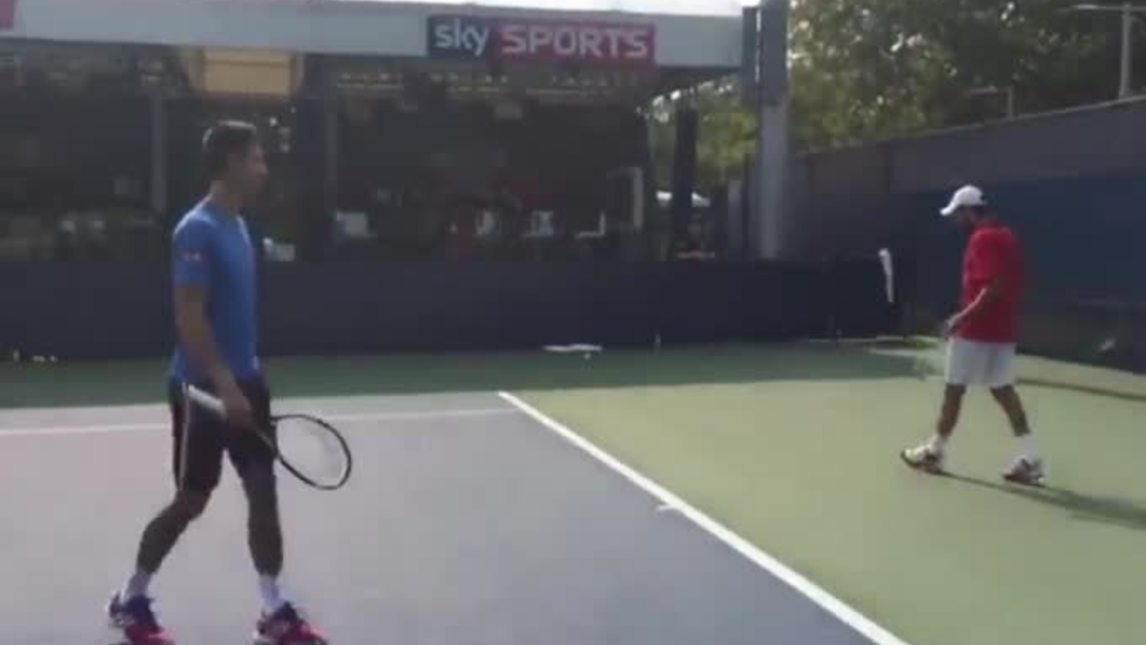 Djokovic ride di...Djokovic: che imitazione!