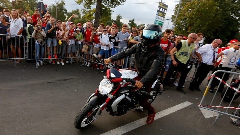 Hamilton a Monza con la… MV Agusta