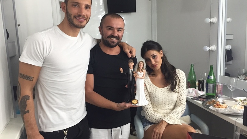 Belen e Stefano finiscono nel presepe