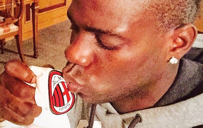 Balotelli bacia la maglia: «Amo il Milan»