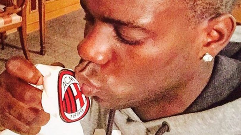 Balotelli bacia la maglia: «Amo il Milan»