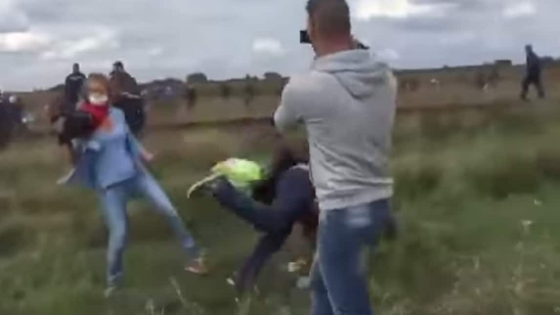 Migranti, reporter ungherese sgambetta padre in fuga col figlio