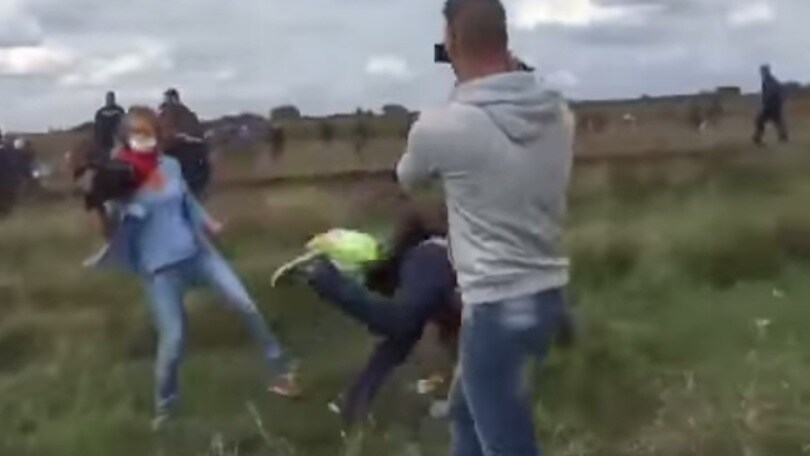 Migranti, reporter ungherese sgambetta padre in fuga col figlio