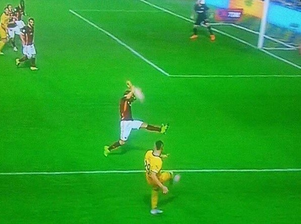 Il Frosinone protesta per il fallo di mano di Digne