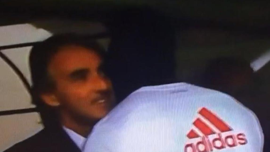 Mancini-Balotelli, il saluto prima del derby