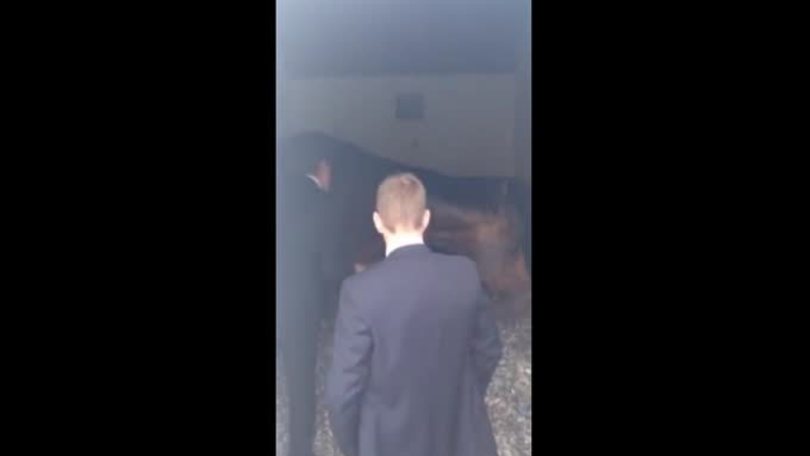Owen saluta per l'ultima volta il suo cavallo