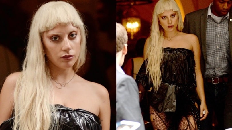 Strappi, catene e piume: Lady Gaga sorprende Manhattan